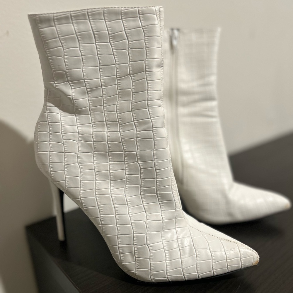 White fux skin boots